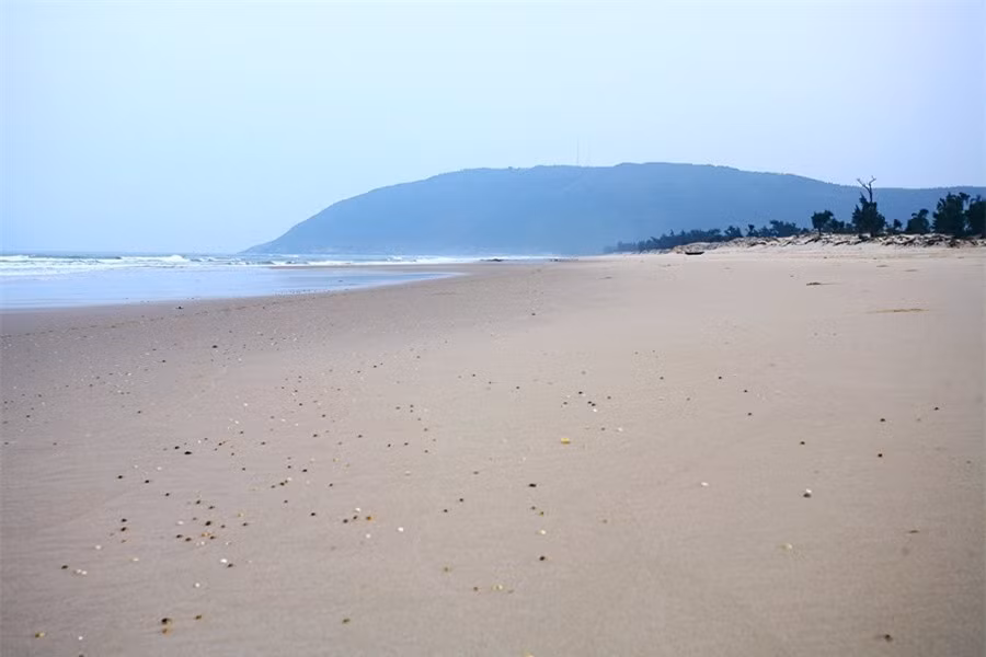 Buổi chiều biển như bình yên và buồn hơn, bãi cát không có cả dấu chân người.