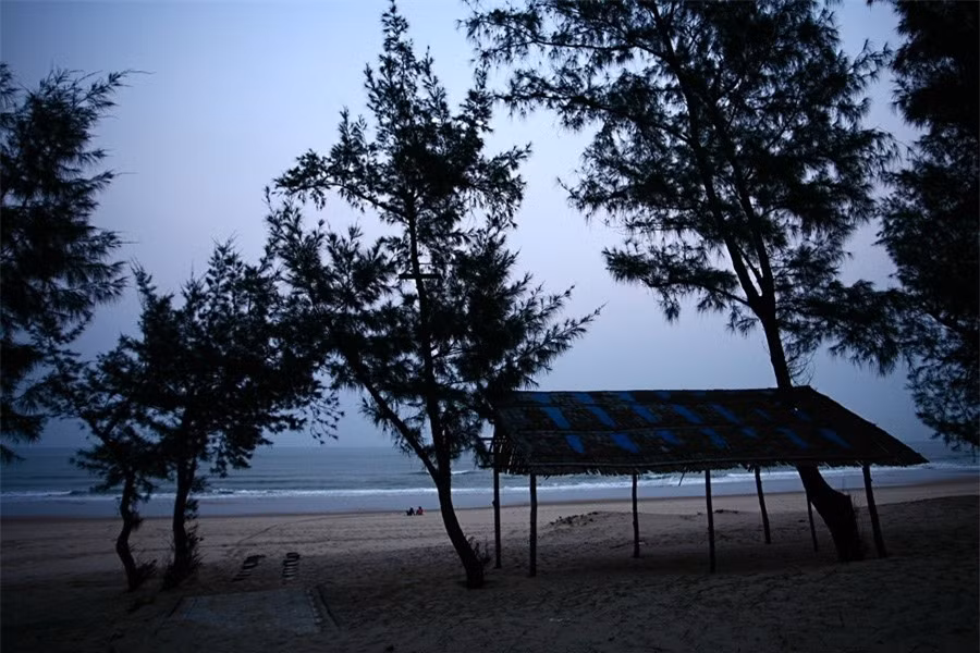 Nơi đây còn rất hoang sơ và bình yên! Bãi biển Hoành Sơn không phải là chốn đông vui ồn ào; nhưng lại rất thú vị với những ai thích khám phá và ưa sự tĩnh lặng. 