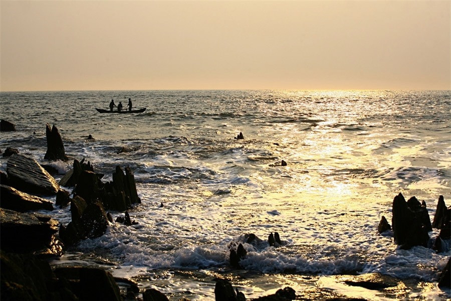 Bãi biển Hoành Sơn được dãy núi bao bọc che chở nên kín đáo và lặng gió; nước trong, xanh ngắt. Nơi đây thừa hưởng khí hậu cũng như phong cảnh của cả biển và núi rừng. Ở bãi biển có thể nhìn thấy dãy Hoành Sơn - dãy núi chạy từ dải Trường Sơn – kéo ra tận biển Đông. Ở đó cũng có những bãi đá lô xô lan từ núi ra biển như như bãi “đá nhảy” như nhiều bãi biển miền trung…