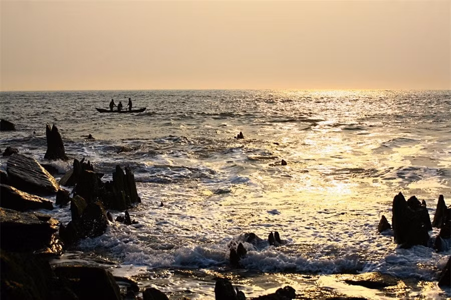 Bãi biển Hoành Sơn được dãy núi bao bọc che chở nên kín đáo và lặng gió; nước trong, xanh ngắt. Nơi đây thừa hưởng khí hậu cũng như phong cảnh của cả biển và núi rừng. Ở bãi biển có thể nhìn thấy dãy Hoành Sơn - dãy núi chạy từ dải Trường Sơn – kéo ra tận biển Đông. Ở đó cũng có những bãi đá lô xô lan từ núi ra biển như như bãi “đá nhảy” như nhiều bãi biển miền trung…