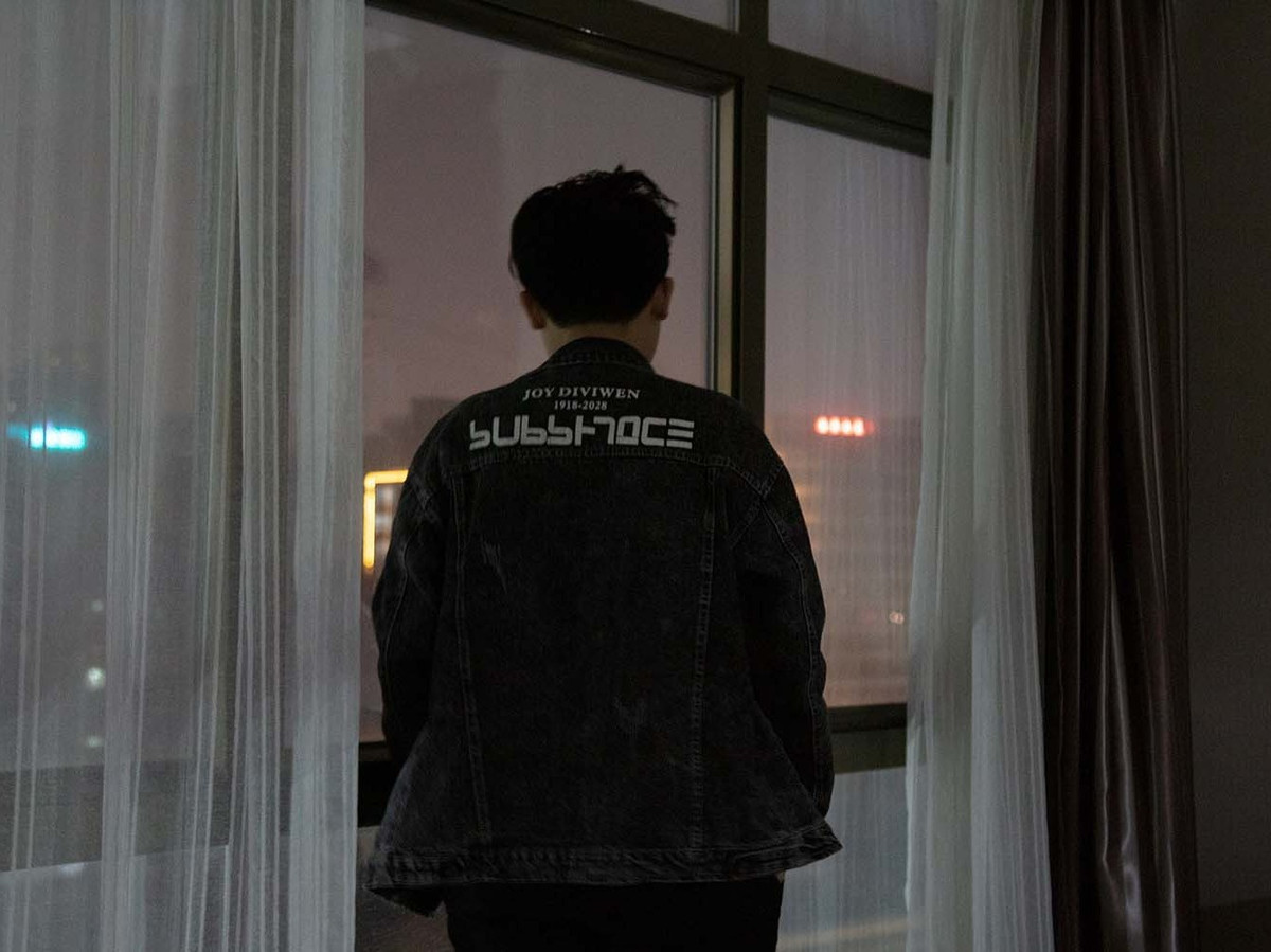 Co gai Trung Quoc mac giong dan ong sau khi bi xam hai