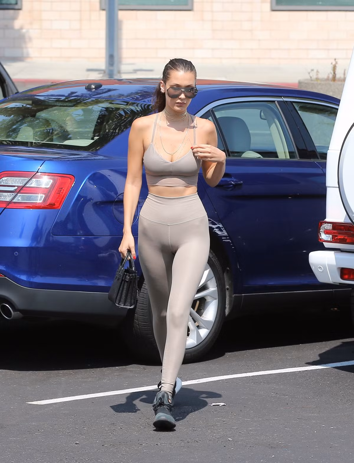 Lâu nay, Bella Hadid được xem là một trong những ngôi sao trẻ đầu tiên lăng xê mốt mặc đồ tập ra đường. Cô từng gây chú ý khi diện bộ đồ màu be. Khi đó, nhiều người nhận xét cô như không mặc gì. Một số người lại cho rằng cô trông sành diệu khi kết hợp cùng túi xách, vòng cổ nhiều tầng. Ảnh: Mirror.