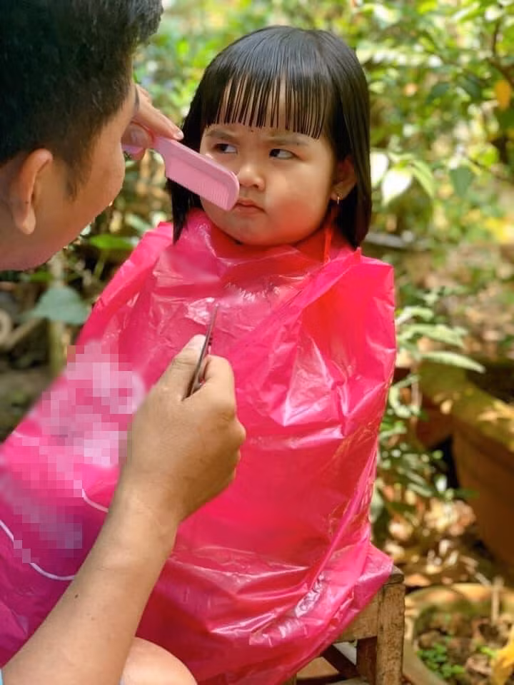 Bieu cam de thuong cua em be duoc bo cat toc-Hinh-2