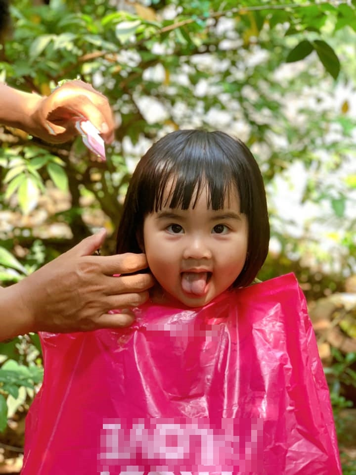 Bieu cam de thuong cua em be duoc bo cat toc-Hinh-6