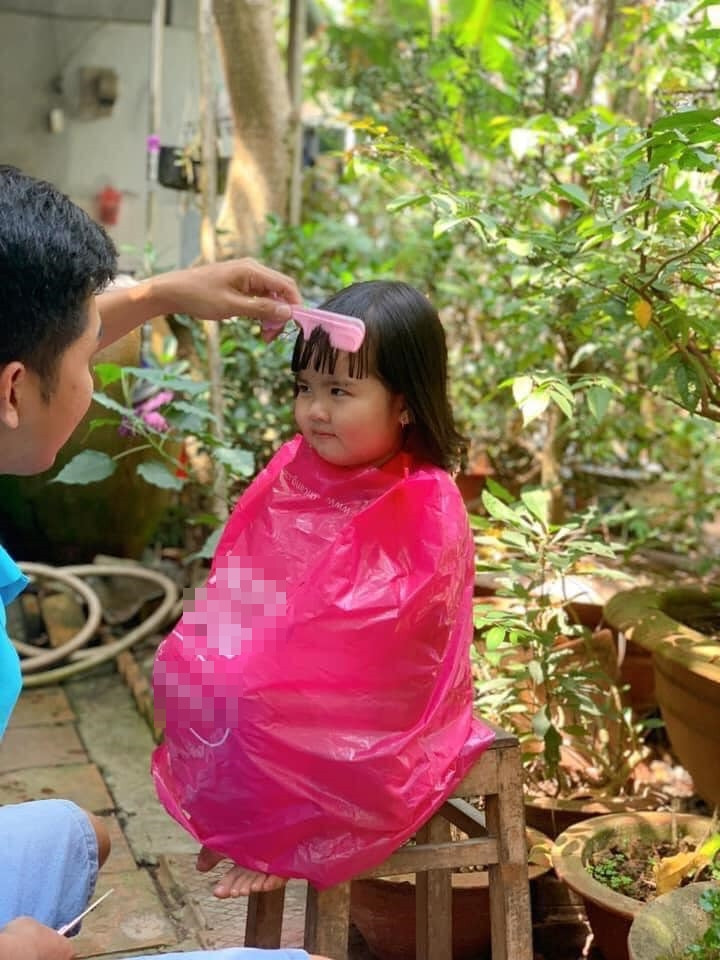 Bieu cam de thuong cua em be duoc bo cat toc-Hinh-4