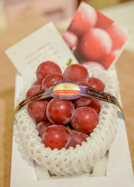 Tháng 8 năm ngoái, nho Ruby Roman Nhật Bản về Việt Namg có giá 11 triệu đồng mỗi chùm. Dù đắt vậy nhưng 7 chùm nho được nhập về đã bán hết veo chỉ trong vòng 1 buổi sáng. Ảnh: Mia Fruits