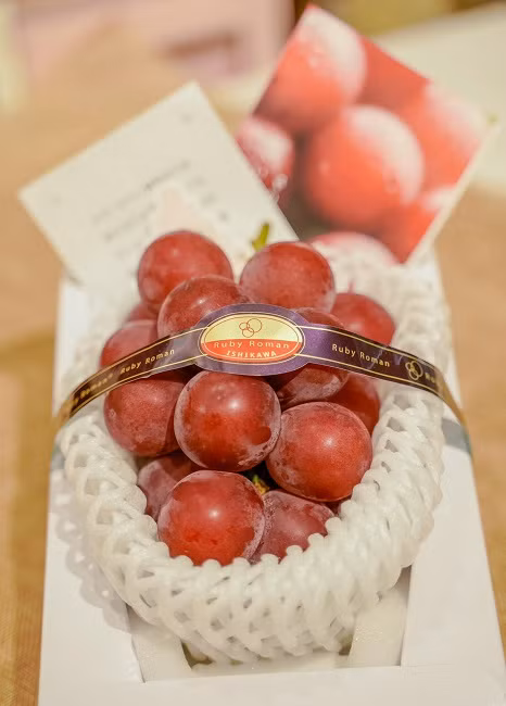 Tháng 8 năm ngoái, nho Ruby Roman Nhật Bản về Việt Namg có giá 11 triệu đồng mỗi chùm. Dù đắt vậy nhưng 7 chùm nho được nhập về đã bán hết veo chỉ trong vòng 1 buổi sáng. Ảnh: Mia Fruits