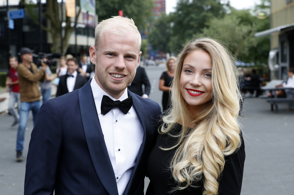 Cầu thủ Davy Klaassen và bạn gái Laura Christell công khai hẹn hò từ năm 2016. Trong trận mở màn của tuyển Hà Lan tại Euro 2020, Christell có mặt trên khán đài sân vận động Johan Cruyff Arena, Amsterdam để cổ vũ cho bạn trai cũng như đội nhà. Ảnh: laurachristell.