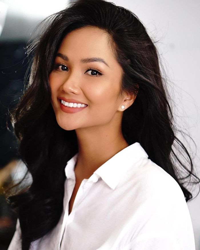 HHen Niê chơi lớn mua một lúc cả tá nhẫn vàng - Hình 2 HHen Nie choi lon mua mot luc ca ta nhan vang-Hinh-2