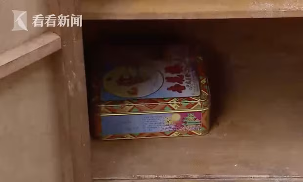 Vut chiec tu cu cua cha, con trai soc nang khi nhan lai thu khong ngo