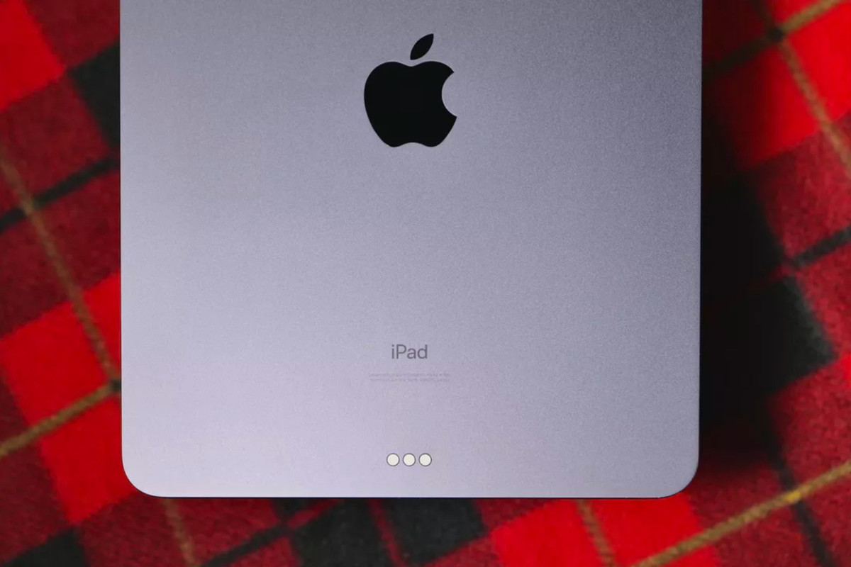  Sẽ không còn cổng Lightning: Ming-Chi Kuo khẳng định rằng chiếc iPhone của Apple phát hành vào năm 2021 sẽ không có cổng kết nối. Điều đó có thể xảy ra khi MagSafe được trang bị ở các dòng iPhone 12. Tuy nhiên, sạc MagSafe chỉ đạt công suất 15 watt so với mức sạc 20 watt của bộ sạc thông thường. Vì vậy, phiên bản tiếp theo của MagSafe cần phải mạnh hơn để có thể thay thế cáp sạc vật lý. Ngoài ra, có lẽ Apple đang hy vọng 5G, Wi-Fi 6, Bluetooth 5.0 và chip siêu băng tần U1 sẽ là giải pháp cho vấn đề chia sẻ dữ liệu nếu họ khai tử cổng Lightning. Apple có thể tích hợp vào iPhone 13 một cổng kết nối thông minh tương tự trên iPad Pro hiện tại, giúp người dùng sạc iPad trong quá trình sử dụng Magic Keyboard. Ảnh: CNET.