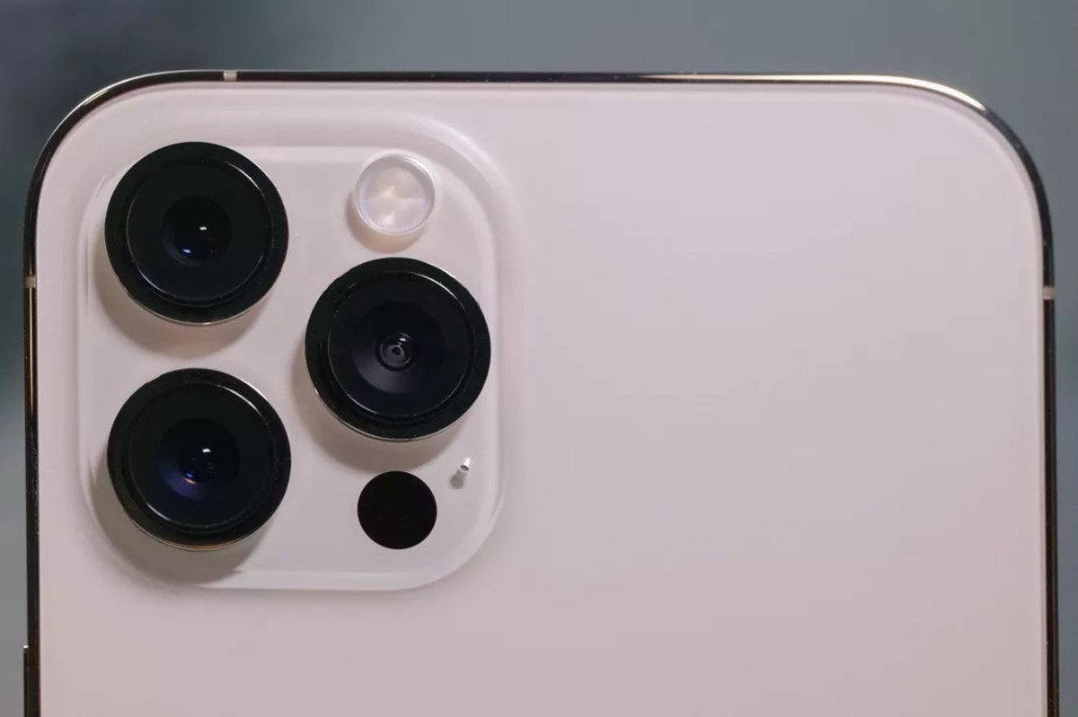  Các camera hoàn toàn mới trên iPhone 13: Nhiều nguồn tin cho biết camera trên iPhone 13 sẽ có ống kính mới, cảm biến máy ảnh mới và lớn hơn cho camera góc rộng, cùng tính năng chống rung cảm biến trên các dòng iPhone 13. Bên cạnh đó, một vài tin đồn về một camera siêu rộng với ống kính f/1.8 sẽ giúp cải thiện hiệu suất ánh sáng yếu. Ngoài ra iPhone 13 Pro và 13 Pro Max nhiều khả năng vẫn trang bị camera tele. Ảnh: CNET.