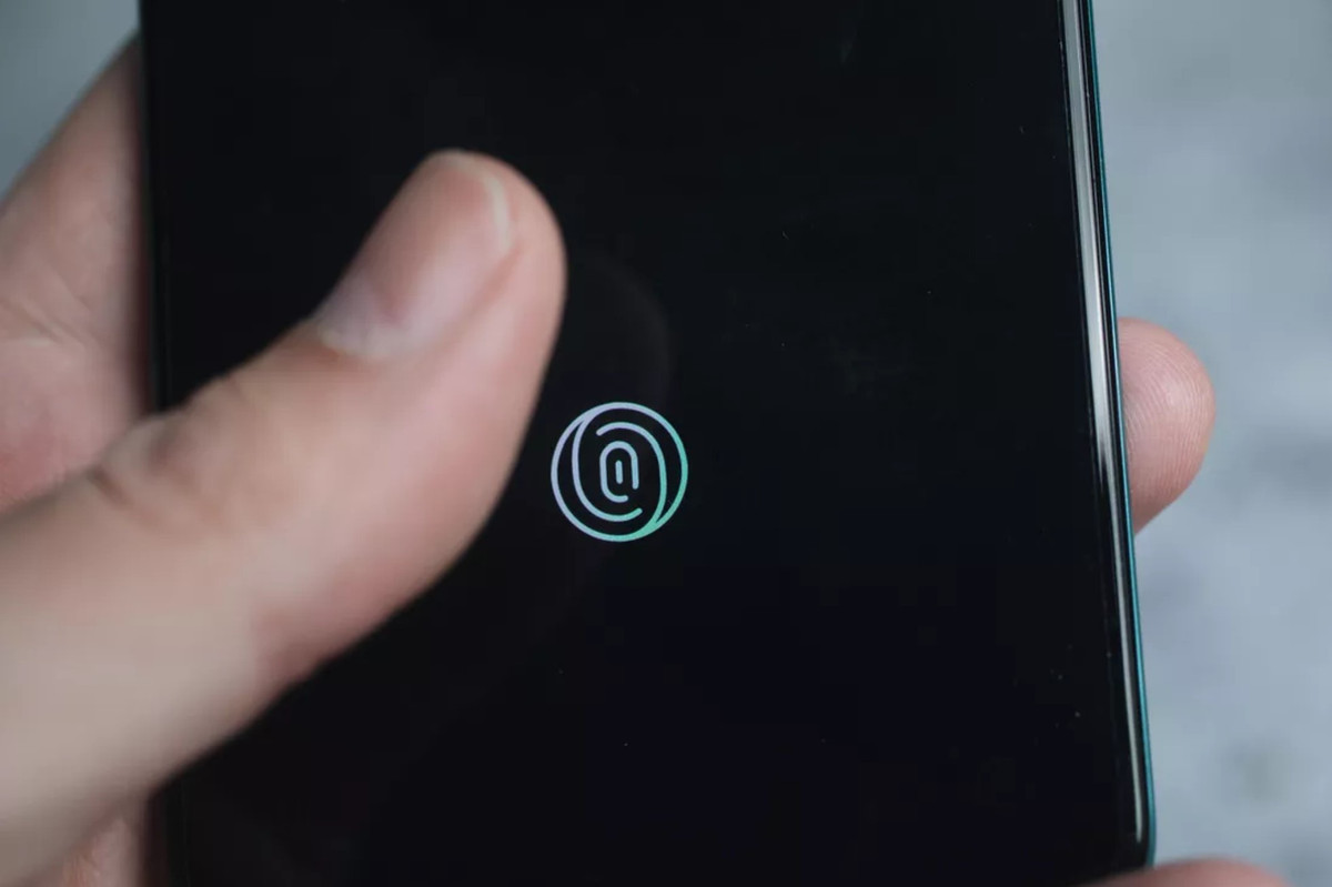  Touch ID có thể sẽ trở lại: Apple sẽ mang cảm biến vân tay Touch ID trở lại và đặt dưới màn hình. Tính năng này sẽ giải quyết những vấn đề của người dùng về Face ID như khó nhận mặt hay không thể dùng lúc đeo khẩu trang. Theo bằng sáng chế năm 2019 của Apple, người dùng có thể mở khóa iPhone bằng cảm ứng vân tay ở bất kỳ vị trí nào trên màn hình. Ảnh: CNET.