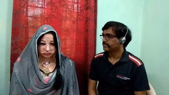 Robot thong minh che tao tu phe lieu noi duoc 38 ngon ngu