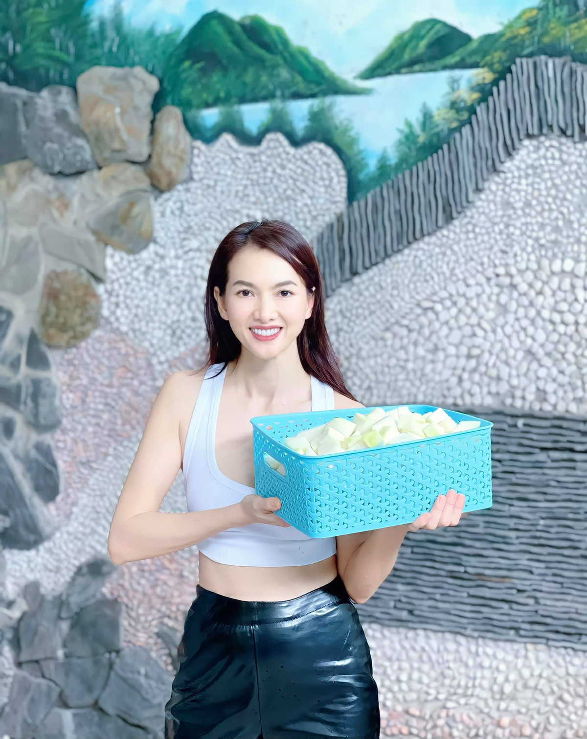 Nghe si Viet ban kim chi, thanh ly quan ao thoi dich-Hinh-4