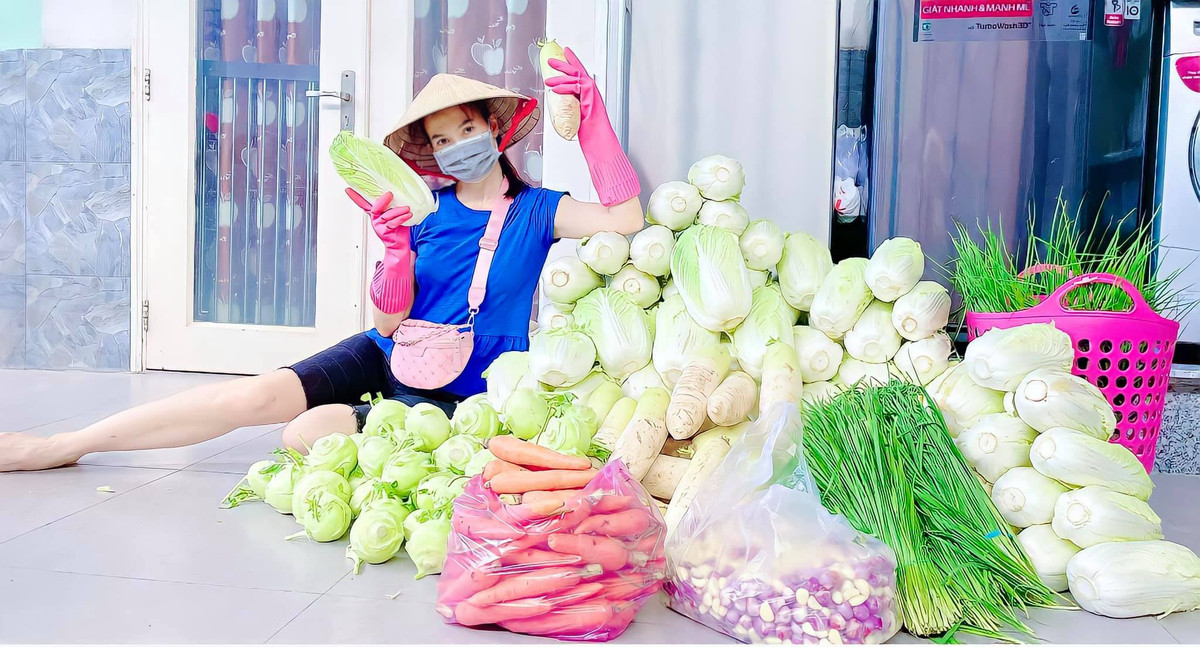 Nghe si Viet ban kim chi, thanh ly quan ao thoi dich