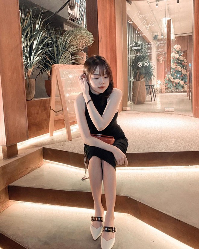 Bạn gái cũ Quang Hải - Huỳnh Anh cũng là cái tên gây chú ý gần đây khi cô nàng khoe mới mua được căn hộ. Năm nay mới chỉ 22 tuổi nhưng Huỳnh Anh đã sở hữu bất động sản riêng cỡ này khiến ai cũng trầm trồ.