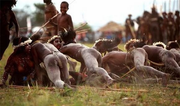 Bộ lạc chỉ thích cưới vợ mất trinh, phụ nữ còn trinh sẽ bị kinh rẻ ảnh 1