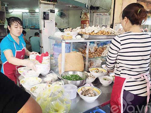 Quan bun moc hon 40 nam ngay ban 600 bat hut khach nho dau?-Hinh-2