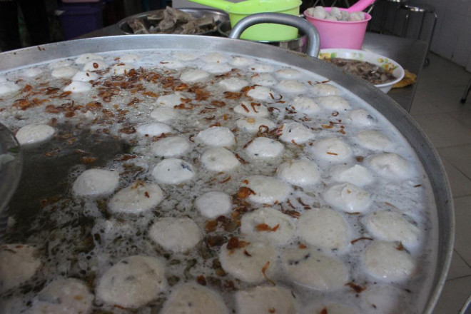 Quan bun moc hon 40 nam ngay ban 600 bat hut khach nho dau?-Hinh-4