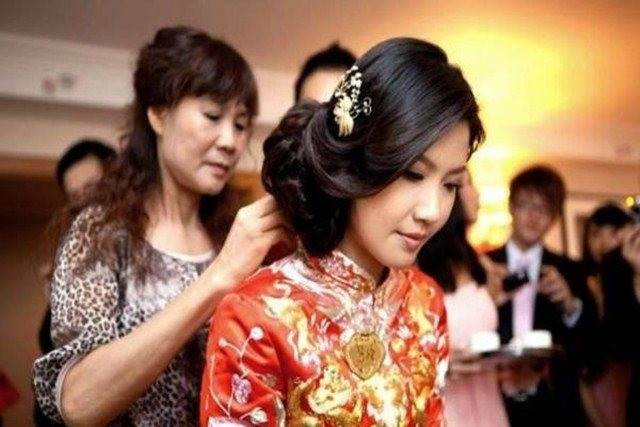 Trong hôn lễ, tôi tái mặt tưởng tình 1 đêm của mình rồi sốc ngã ngửa Trong hon le, toi tai mat tuong tinh 1 dem cua minh roi soc nga ngua