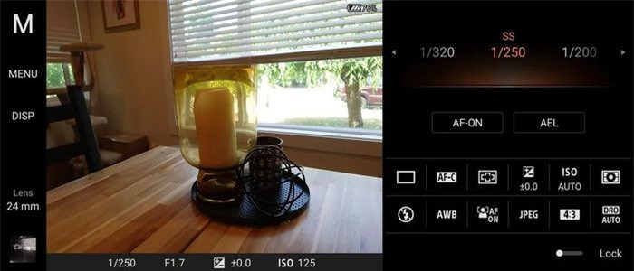 Ngoài ra, Xperia 1 III còn hỗ trợ người dùng trải nghiệm chụp hình và quay phim một cách chuyên nghiệp bằng ứng dụng Photo Pro và Cinema Pro. Xperia 1 III có thể quay video có độ phân giải 4K với cả 3 camera sau. Ngoài ra, máy còn cho phép người dùng điều chỉnh tốc độ khung hình với 1080p/60 fps.