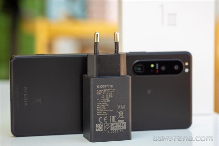 Mẫu điện thoại cao cấp nhất đến từ Sony được đi kèm bộ sạc 30 W. Điều này giúp cho Xperia 1 III có thể sạc pin từ 0-42% trong 30 phút. Thời gian sạc đầy khoảng gần 2 giờ, trong đó 10% cuối cùng mất tới gần 30 phút. Theo Sony, việc sạc chậm ở giai đoạn cuối giúp bảo vệ pin. Máy cũng hỗ trợ sạc không dây với công suất tối đa 15 W.