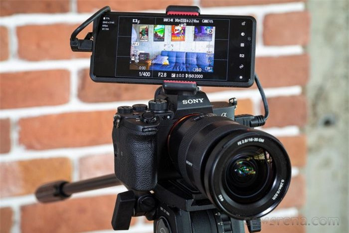 Hãng cũng trang bị tính năng kết nối với máy ảnh A7S III và A1, dùng smartphone để sử dụng như màn hình theo dõi bên ngoài. Theo GSM Arena, do sử dụng tính năng xuất video qua cổng USB-C, Xperia 1 III còn có thể hiển thị hình ảnh xuất ra từ những thiết bị khác như Nintendo Switch. Đây là tính năng được nhiều người dùng chuyên nghiệp đánh giá cao vì nó có thể hỗ trợ cho công việc quay video với những thiết bị cao cấp hơn.