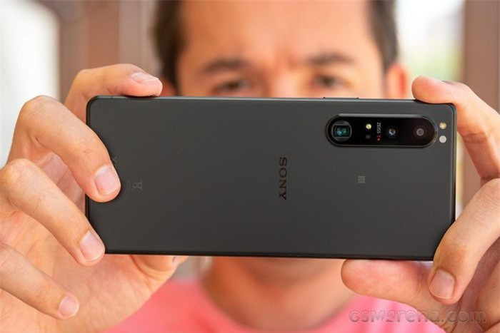 Sony trang bị cho chiếc điện thoại này một camera tele có thể chuyển đổi các mức thu phóng 2,9x và 4,4x (tương ứng với tiêu cự 70 mm và 105 mm). Camera chính độ phân giải 12 MP, khẩu độ f/1.7, tiêu cự 24 mm. Đi cùng với chiếc camera này là ống kính góc siêu rộng 12 MP, khẩu độ f/2.2, tiêu cự 16 mm.