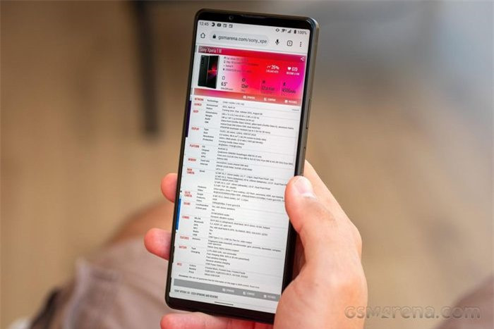 Máy hỗ trợ 5G, nhưng chưa tương thích với chuẩn mmWave. Xperia 1 III được cài sẵn Android 11, được Sony cam kết hỗ trợ phần mềm ít nhất 2 năm. Tuy nhiên, hỗ trợ ở đây chỉ bao gồm các bản cập nhật bảo mật, Sony không cam kết nâng cấp phiên bản Android trong tương lai. The Verge đánh giá đây là điểm trừ so với smartphone của Samsung hay Apple, nhất là ở phân khúc cao cấp.