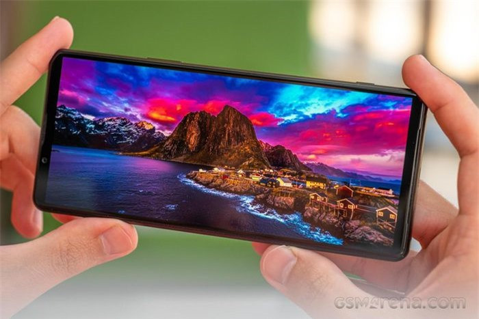 Với thiết kế thon hẹp bề ngang, Xperia 1 III giúp người dùng thao tác chỉ với một tay dễ dàng hơn. Đồng thời, việc tích hợp bảo mật vân tay trên nút nguồn giúp cho việc mở khóa trở nên thuận tiện, nhất là khi người dùng phải thường xuyên đeo khẩu trang. Tuy nhiên, máy dài và trơn dẫn đến việc dễ rơi khỏi túi quần, áo.
