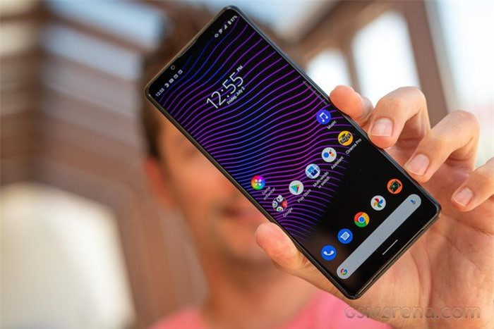 Là smartphone cao cấp nhất đến từ Sony, Xperia 1 III được trang bị chip Snapdragon 888 cùng với bộ nhớ RAM 12 GB và bộ nhớ trong 256 GB. Tuy nhiên, theo GSM Arena hiệu năng của máy vẫn thua kém một chút so với các đối thủ. Xperia 1 III đạt điểm hiệu suất bình quân là 3.515 khi chấm trên thang Geekbech 5, thấp hơn một chút so với các mẫu smartphone khác sử dụng cùng loại chip. Để so sánh, con số nay đối với Samsung S21 Ultra là 3.518, trong khi Oneplus 9 Pro đạt kết quả 3.636.