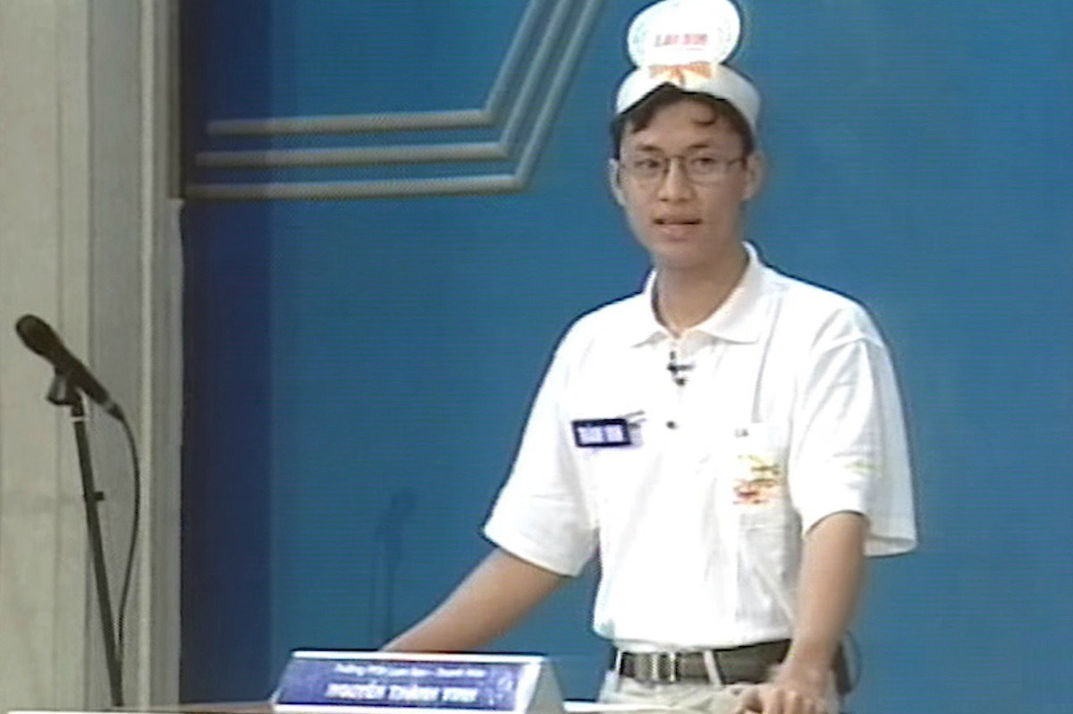 Cách đây 21 năm, Nguyễn Thành Vinh (sinh năm 1982) đại diện trường THPT chuyên Lam Sơn, Thanh Hóa dự thi Đường lên đỉnh Olympia và trở thành á quân năm đầu tiên. Anh được biết đến nhiều hơn khi vào vai Nam “thư sinh” trong bộ phim Phía trước là bầu trời (2001). Rời Việt Nam, Thành Vinh theo đuổi ngành Hóa học công nghiệp ở ĐH New South Wales, Australia. Sau đó, anh trở thành TS hóa học hữu cơ tại ĐH Quốc gia Australia. Thành Vinh được cho là một trong những tiến sĩ trẻ tuổi nhất của Việt Nam ở nước ngoài. Ảnh: VTV.