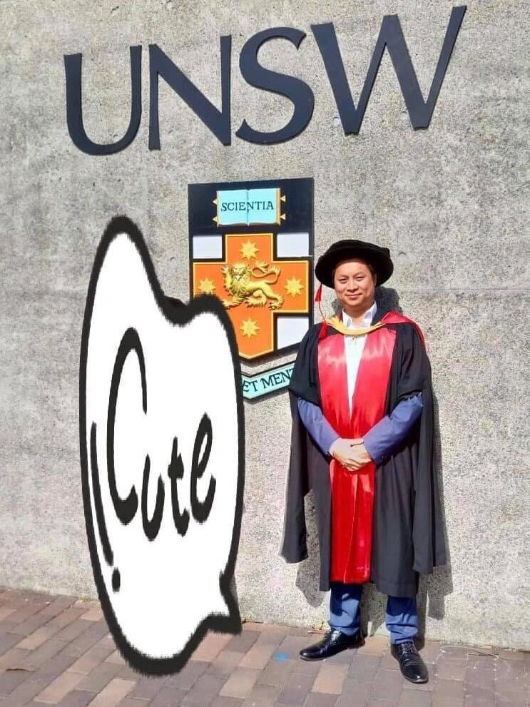 Hiện, ở tuổi 39, Thành Vinh được ĐH New South Wales phong hàm phó giáo sư. Lĩnh vực nghiên cứu của anh là hóa học hữu cơ. Trước đó, năm 2013, á quân Olympia năm 1 trở thành giảng viên Hóa học tại ĐH Curtin. 5 năm sau, anh được phong chức giáo viên cao cấp. Ngoài các giải thưởng học thuật danh giá, PGS.TS Nguyễn Thành Vinh có nhiều công bố quốc tế uy tín nhờ nghiên cứu giá trị thực hiện độc lập hoặc viết chung với thành viên trong nhóm. Anh hiện sống cùng vợ con ở xứ sở chuột túi. Ảnh: FBNV.