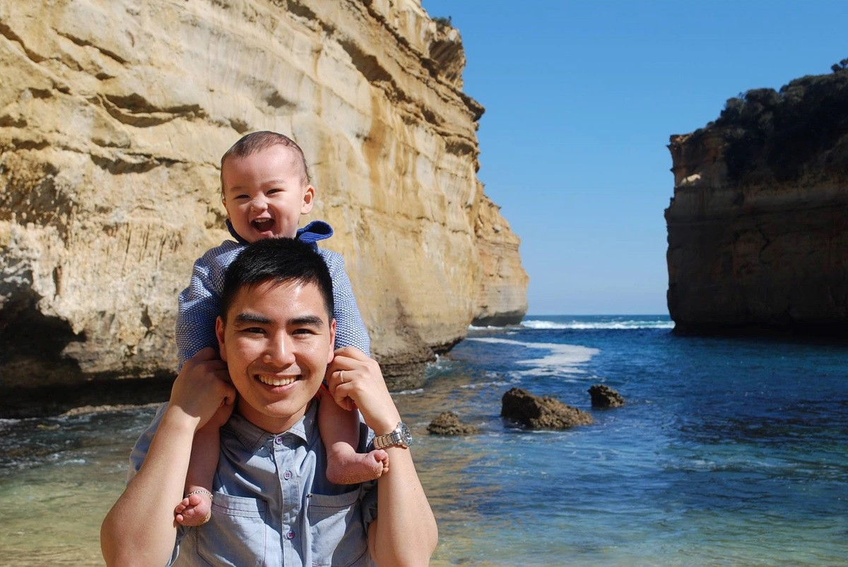 Sau gần 20 năm học tập và làm việc ở Australia, Mạnh Tân hiện có sự nghiệp thành đạt. Anh đảm nhận vị trí tư vấn quản lý cấp cao, kiến trúc sư giải pháp kỹ thuật tại tập đoàn IBM. Quán quân Olympia năm 2 đã lập gia đình và định cư tại xứ sở chuột túi. Ảnh: FBNV.