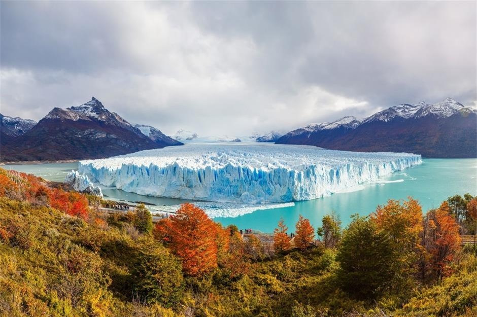 9. Sông băng Perito Moreno, Patagonia, Argentina. Nằm trong Công viên Quốc gia Los Glaciares ở tỉnh Santa Cruz (Argentina), sông băng Perito Moreno được coi là một trong những điểm thu hút khách du lịch đông đảo nhất ở Patagonia. Dòng sông băng hoành tráng này có diện tích khoảng 313 km2. Cứ tầm từ 2-4 năm vào giữa tháng Ba, phần mái vòm lớn của sông băng sẽ đổ xuống hồ Argentino bên dưới - đây là một sự kiện đặc biệt kì lạ thu hút hàng nghìn khách du lịch ghé thăm.