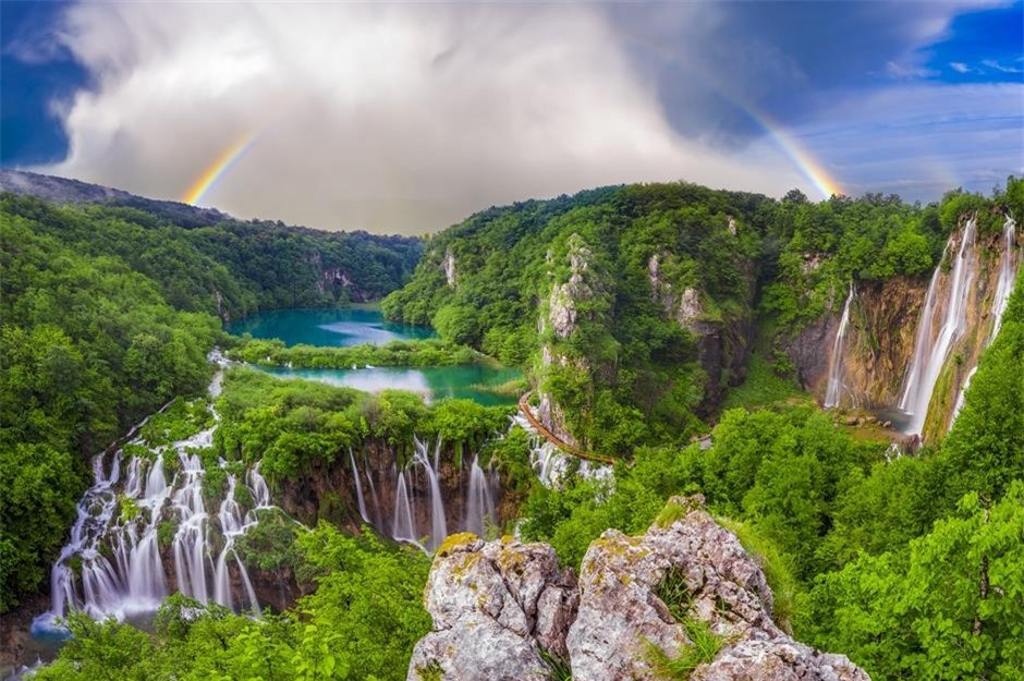 4. Vườn quốc gia Plitvice Lakes, Croatia. Bao gồm một khu vực rộng lớn gần 300 km2, Vườn quốc gia Plitvice Lakes ở Croatia đã được UNESCO công nhận là Di sản Thế giới từ năm 1979. Plitvice Lakes nổi tiếng với 16 hồ nước tuyệt đẹp được nối với nhau bởi một loạt các thác nước hùng vĩ đổ xuống hẻm núi đá vôi đẹp như tranh vẽ. Rừng cây xung quanh nổi tiếng với các loài động vật hoang dã như gấu và chó sói.