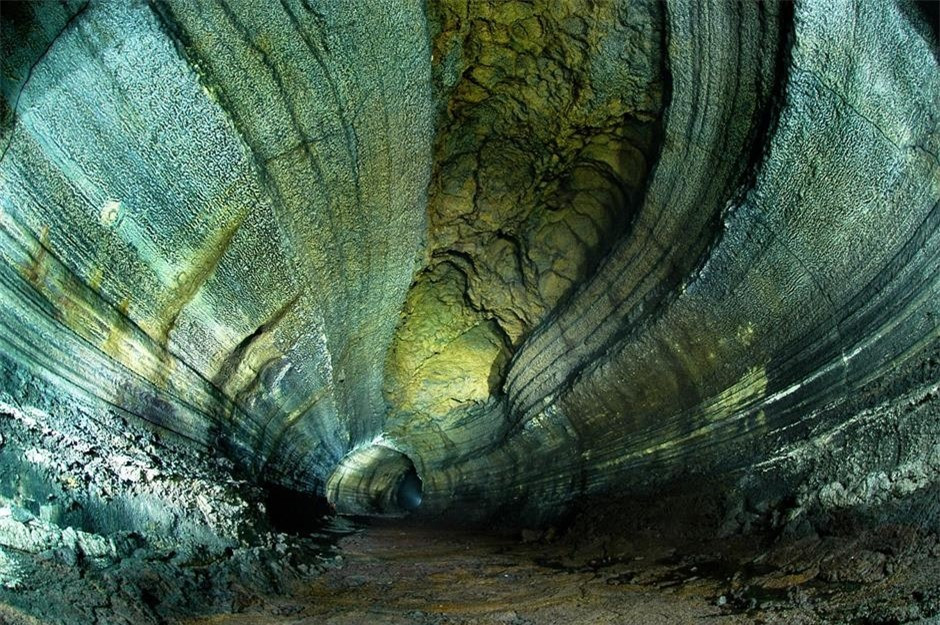3. Manjanggul Lava Tube, đảo Jeju, Hàn Quốc. Nằm trên đảo Jeju ở Hàn Quốc, Manjanggul Lava Tube không giống bất kỳ nơi nào khác trên trái đất. Kỳ quan đặc biệt dưới lòng đất này đã được UNESCO công nhận là Di sản Thế giới. Hang động ở đây giống như một đường hầm dài khoảng 7,4 km và đây cũng là hang lớn nhất - nơi có nhũ đá cũng như có cột dung nham lớn nhất thế giới.