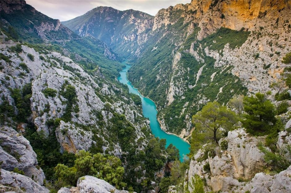 5. Hẻm núi Verdon, Provence, Pháp. Hẻm núi đá vôi này dường như kéo dài đến tận chân trời. Nằm ở trung tâm Provence phía đông nam nước Pháp, kỳ quan thiên nhiên ngoạn mục này đã có từ thời Kỷ băng hà. Nó được tạo ra khi các mảng chuyển động và sự băng hà dịch chuyển và làm tan chảy cảnh quan để tạo ra các đỉnh và đáy mà chúng ta thấy ngày nay. Được biết đến với tên gọi Verdon Gorge, hẻm núi lấy tên từ tiếng Pháp có nghĩa là “màu xanh lá cây”, nổi tiếng với những khu rừng tươi tốt và dòng sông xanh tuyệt đối.