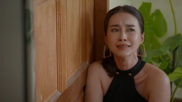 Toi hot hoang khi thay mot nguoi dan ong la be chau ra khoi nha