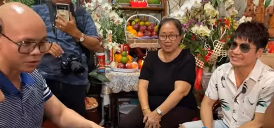 Phan Dinh Tung va Tuan Hung doi chat voi ba xa Van Quang Long