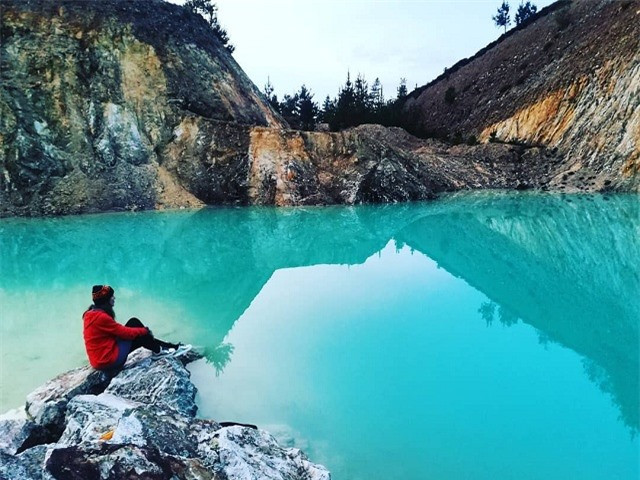 Ngay cả trước khi nhà máy than đưa ra tuyên bố chính thức về mối nguy hiểm gây ra bởi vùng nước đẹp như biển Maldives này, mọi người có thể nhìn thấy có rất nhiều ống kim loại lớn dẫn điệntừ nhà máy vào hồ. Thế nhưng, dù biết khu vực này không nên đặt chân vào nhưng mọi người không quan tâm tới nguy hiểm, họ coi trọng những bức ảnh trên trang Instagram hơn là sức khỏe của chính họ.