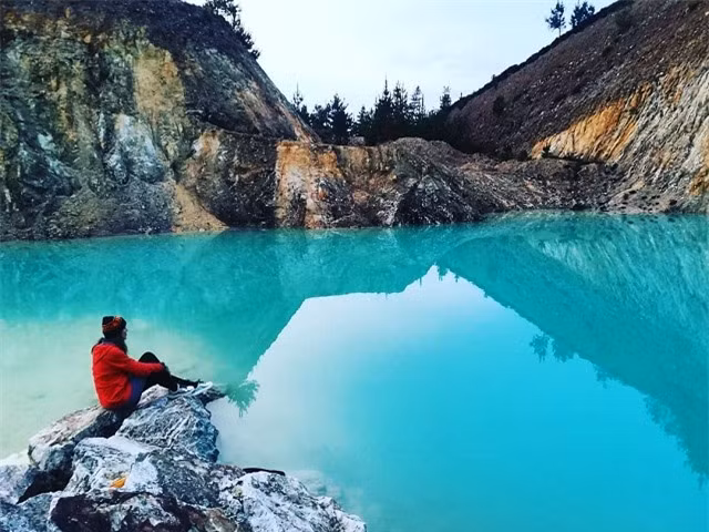 Ngay cả trước khi nhà máy than đưa ra tuyên bố chính thức về mối nguy hiểm gây ra bởi vùng nước đẹp như biển Maldives này, mọi người có thể nhìn thấy có rất nhiều ống kim loại lớn dẫn điệntừ nhà máy vào hồ. Thế nhưng, dù biết khu vực này không nên đặt chân vào nhưng mọi người không quan tâm tới nguy hiểm, họ coi trọng những bức ảnh trên trang Instagram hơn là sức khỏe của chính họ.