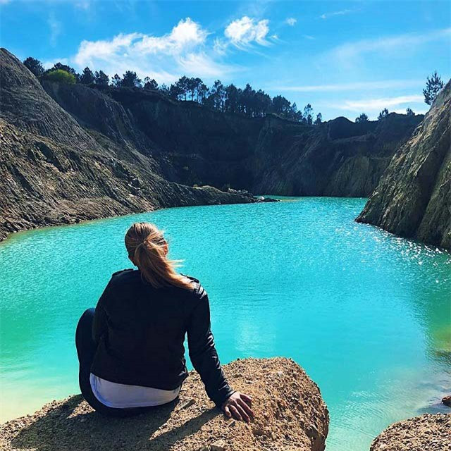 Nước có màu xanh ngọc lam rất đẹp nhưng trong nước lại chứa rất nhiều muối canxi và các oxit kim loại khác hòa tan. Mặc dù công ty than gần đó cảnh báo hồ nước thải này có nồng độ pH cao hơn gấp 8 lần, nó có thể gây ra những phản ứng dị ứng nếu tiếp xúc với da. Bất chấp lời cảnh báo, rất nhiều người đã tìm tới đây để chụp ảnh, thậm chí còn mạo hiểm ngồi trên thuyền chèo ra giữa hồ.