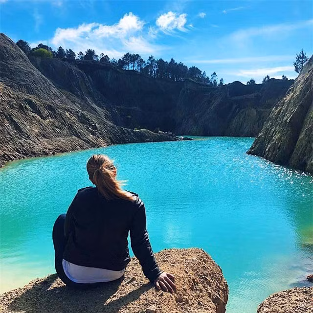 Nước có màu xanh ngọc lam rất đẹp nhưng trong nước lại chứa rất nhiều muối canxi và các oxit kim loại khác hòa tan. Mặc dù công ty than gần đó cảnh báo hồ nước thải này có nồng độ pH cao hơn gấp 8 lần, nó có thể gây ra những phản ứng dị ứng nếu tiếp xúc với da. Bất chấp lời cảnh báo, rất nhiều người đã tìm tới đây để chụp ảnh, thậm chí còn mạo hiểm ngồi trên thuyền chèo ra giữa hồ.