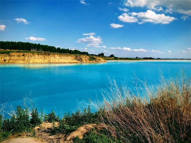 Công ty than này còn nói thêm rằng đáy hồ có nhiều sình lầy, nếu vô tình rơi xuống đó không chỉ bị dị ứng da mà còn đối diện với nhiều vấn đề bệnh tật khác, hơn nữa việc di chuyển ra cũng rất khó khăn. Vậy nên đừng chỉ vì một bức ảnh selfie đẹp mà phải đối mặt quá nhiều rủi ro nguy hiểm đến tính mạng như vậy. Ngoài ra, việc đi bộ dọc theo bãi chứa tro này cũng cực kỳ nguy hiểm.