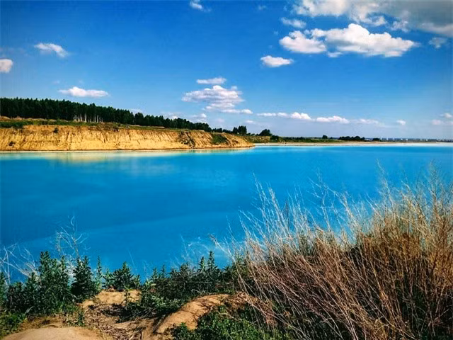 Công ty than này còn nói thêm rằng đáy hồ có nhiều sình lầy, nếu vô tình rơi xuống đó không chỉ bị dị ứng da mà còn đối diện với nhiều vấn đề bệnh tật khác, hơn nữa việc di chuyển ra cũng rất khó khăn. Vậy nên đừng chỉ vì một bức ảnh selfie đẹp mà phải đối mặt quá nhiều rủi ro nguy hiểm đến tính mạng như vậy. Ngoài ra, việc đi bộ dọc theo bãi chứa tro này cũng cực kỳ nguy hiểm.