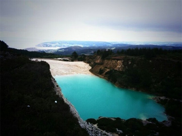 Được mệnh danh là Maldives Siberian hay Novosibirsk Maldives, hồ nước tuyệt đẹp này thực ra là một bãi thải độc nhân tạo để chứa tro từ một nhà máy than gần đó.