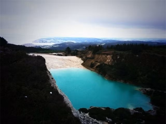 Được mệnh danh là Maldives Siberian hay Novosibirsk Maldives, hồ nước tuyệt đẹp này thực ra là một bãi thải độc nhân tạo để chứa tro từ một nhà máy than gần đó.