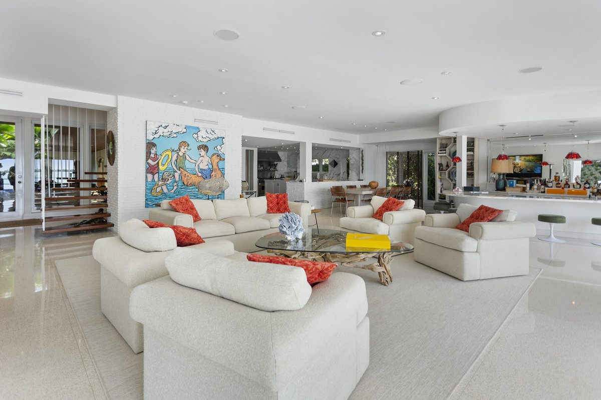 Các khu vực tiếp khách rộng lớn, thoáng đãng, được trang hoàng với những nội thất cao cấp.